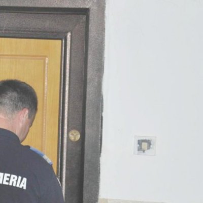 Pompierii au spart uşa unui apartament, pentru o femeie care şi-a blocat mâna la pat